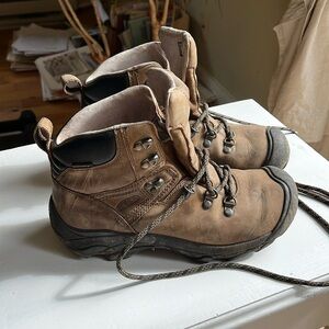 Keen leather hiking boots size 8.5